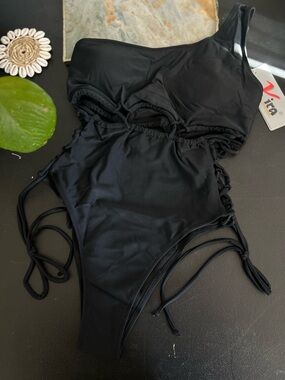 Yira black one black piece swimsuit hips details one shoulder size large